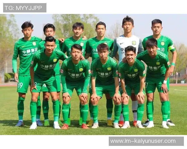 北京国安主场赛后邀请球迷家庭与队员亲密合影共度美好时光